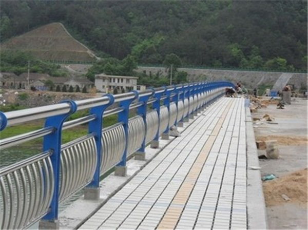 榆林不锈钢桥梁护栏的特性及其在现代建筑中的应用